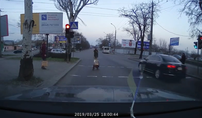 В Николаеве водитель проехал на красный и чуть не сбил женщину. ВИДЕО