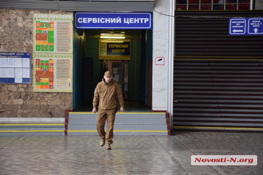 Как министр Омелян провел совещание на николаевском ж/д вокзале. ФОТОРЕПОРТАЖ