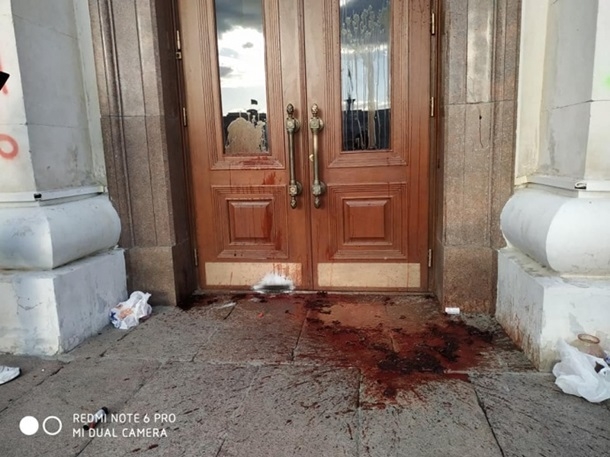 Херсонскую ОГА активисты облили кровью. Видео