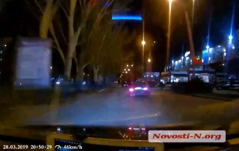 Как ездят в Николаеве: Daewoo на высокой скорости едва не врезался в остановку. ВИДЕО
