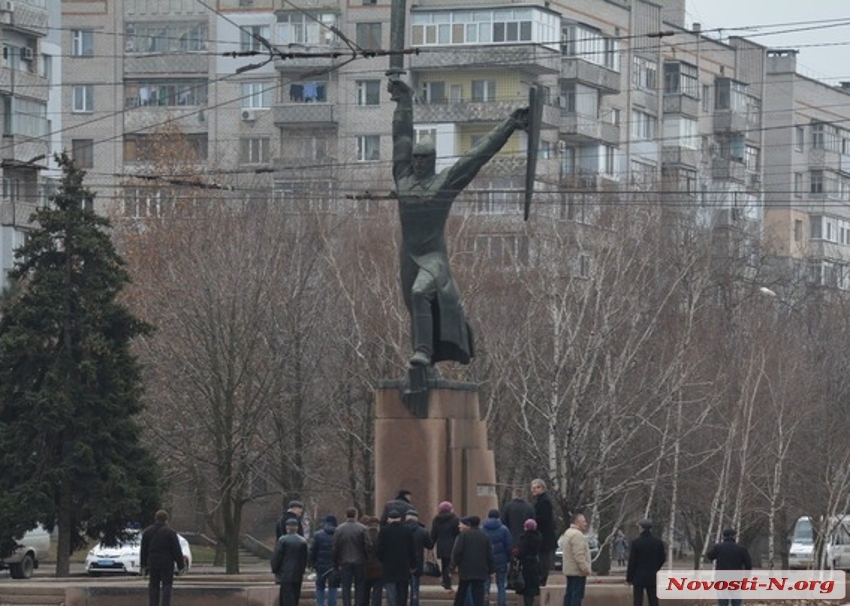 В Николаеве у памятника образовались провалы из-за разрушения канализационного коллектора