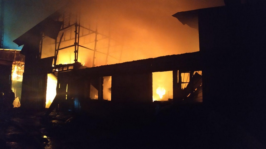 Под Киевом масштабный пожар на заводе армейской экипировки