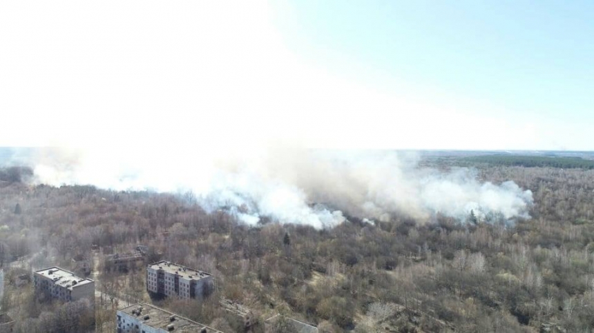 В зоне отчуждения ЧАЭС бушевал пожар у пустующих зданий поселка Полесское