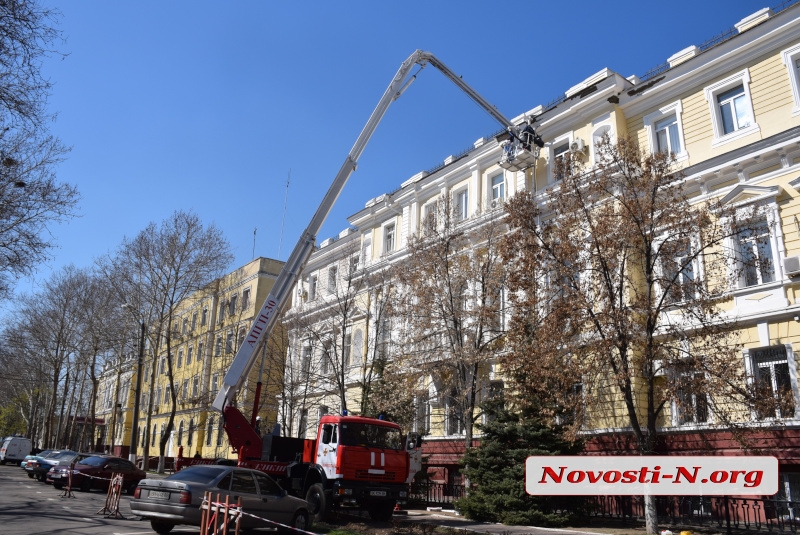 В Николаеве спасатели помогали полиции «ремонтировать исторический памятник». ФОТО