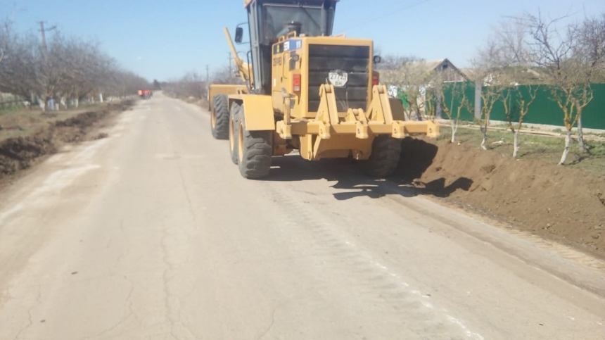 На Николаевщине продолжили ремонтировать трассу на Очаков через Парутино
