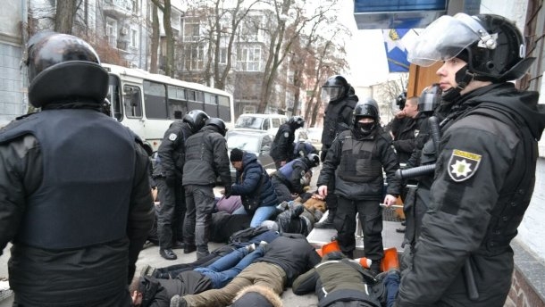 ГБР передало в суд дело полицейского, который бил активистов