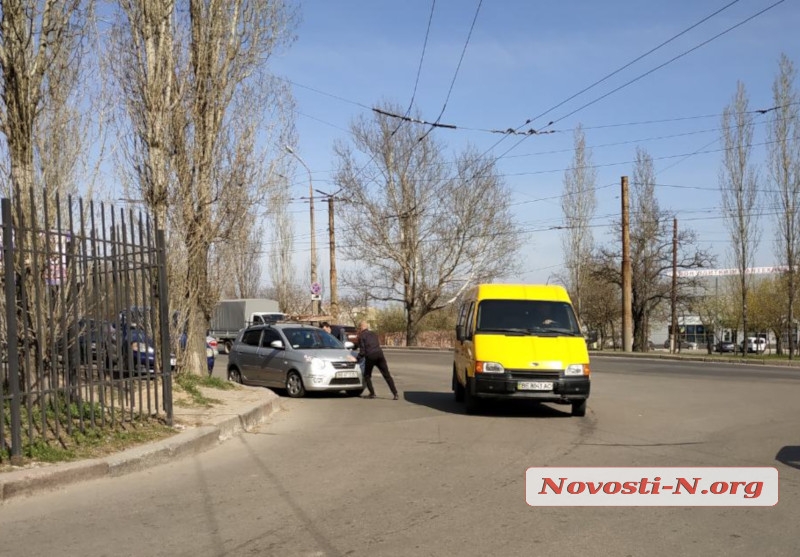 В Николаеве «Киа» без водителя выехал на перекресток и ударил «Таврию»