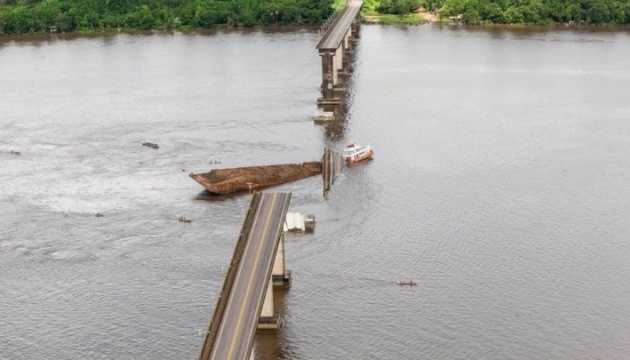 В Бразилии паром врезался в мост и обрушил его. Видео