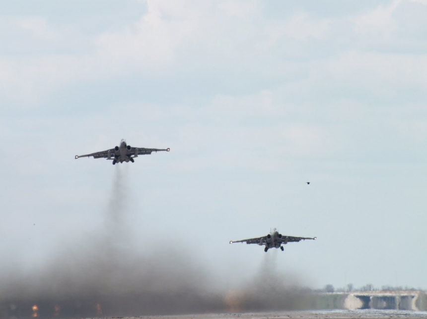 Николаевские летчики рассекали небесные просторы на Су-25. ФОТОРЕПОРТАЖ