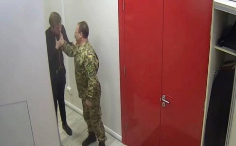 По*уй мне твой Майдан: появилось видео, как нардеп Барна напал на сторонника Зеленского