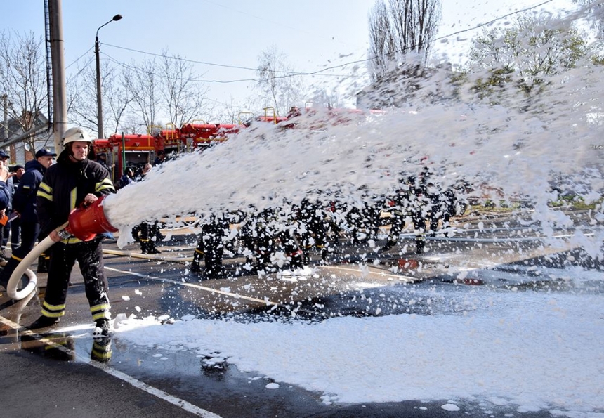 Пожарные отточили мастерство в тушении на новеньких машинах. ФОТО
