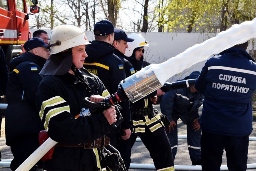 Пожарные отточили мастерство в тушении на новеньких машинах. ФОТО