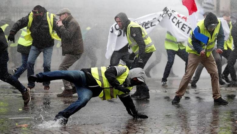 Во Франции полиция применила против «желтых жилетов» водяные пушки и слезоточивый газ