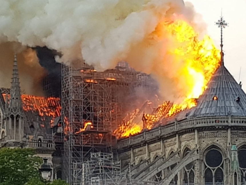 В Париже горит Собор Парижской Богоматери. ВИДЕО