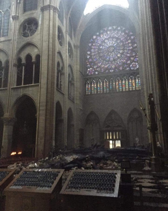 В Нотр-Дам-де-Пари после пожара уцелели витражи XII и XIII веков, орган повредили при тушении