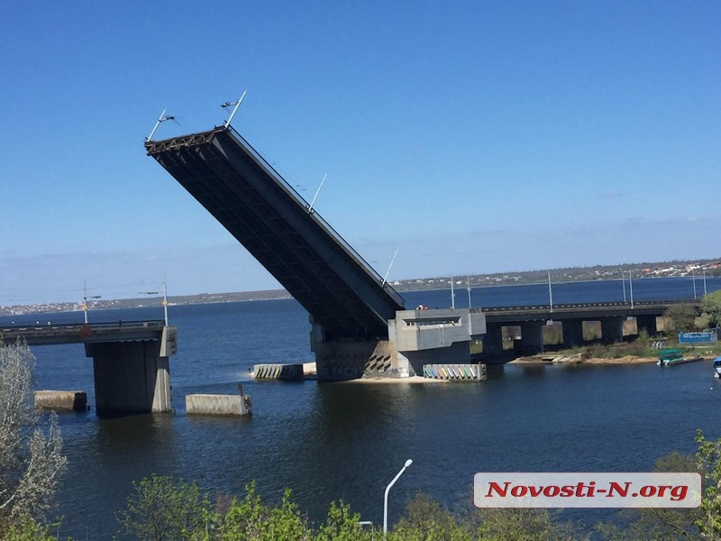 В Николаеве разводили мост через реку Ингул