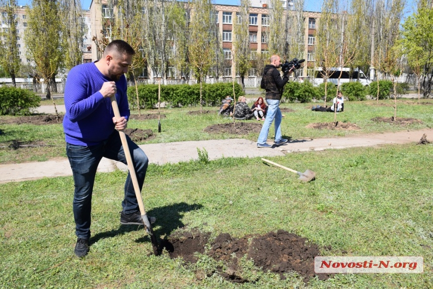 Как мэр Сенкевич, соревнуясь с чиновниками, позже всех посадил дерево. ФОТОРЕПОРТАЖ