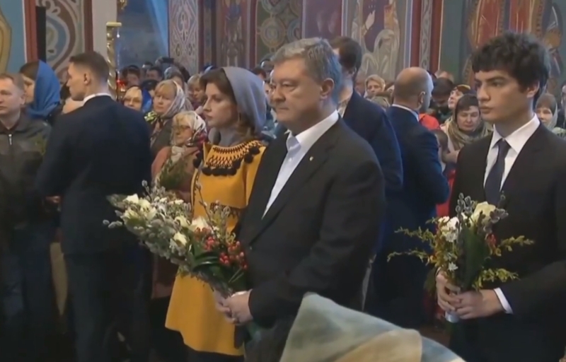 Порошенко перед голосованием пришел на литургию в Михайловский собор. ВИДЕО
