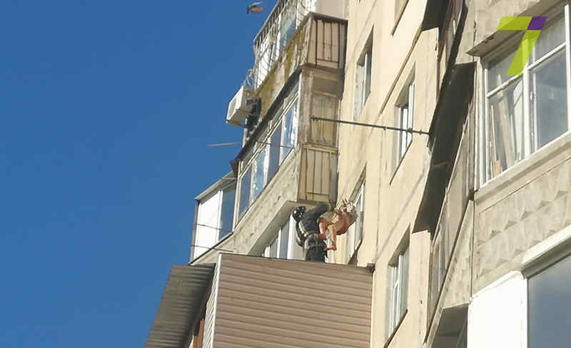 В Одессе пенсионерка выпала с 9-го этажа и застряла на крыше балкона соседей