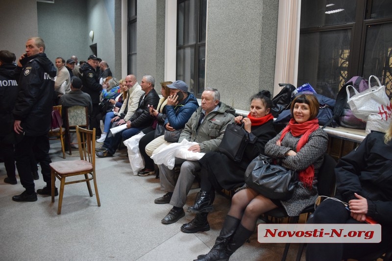 В Николаеве в окружных комиссиях очереди: сдают бюллетени и протоколы с избирательных участков