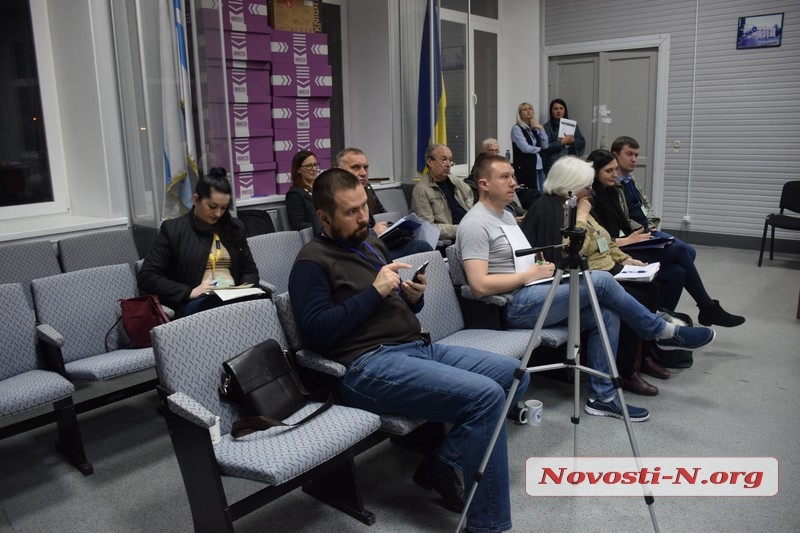 В Николаеве в окружных комиссиях очереди: сдают бюллетени и протоколы с избирательных участков