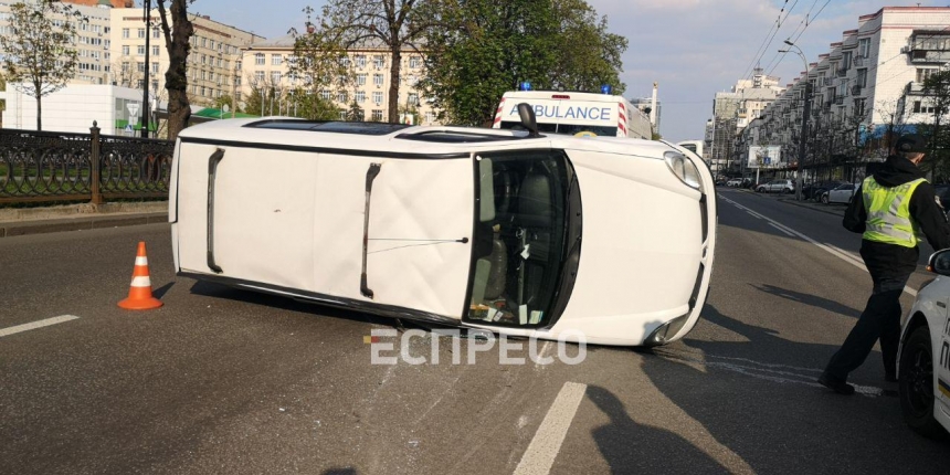 В Киеве во время ДТП перевернулась машина с беременной женщиной