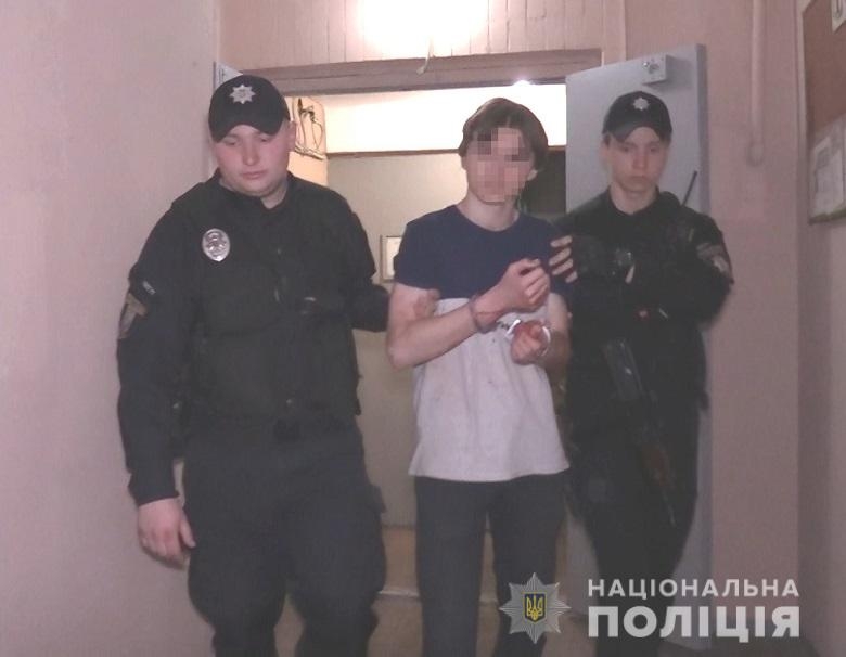 В Киеве подросток из благополучной семьи бросился с ножом на мать и бабушку