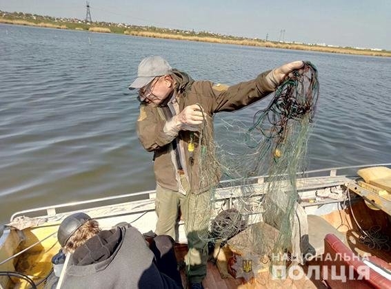 На Николаевщине мужчина сетями ловил рыбу во время нереста