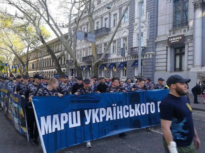 Националисты отмечают годовщину Одесской трагедии победным маршем. ВИДЕО
