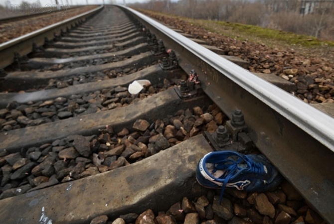 Под Киевом школьник в наушниках попал под поезд, в котором ехала его мама