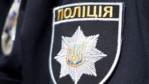 Под Черновцами подросток с матерью избили полицейского из-за запрета курить