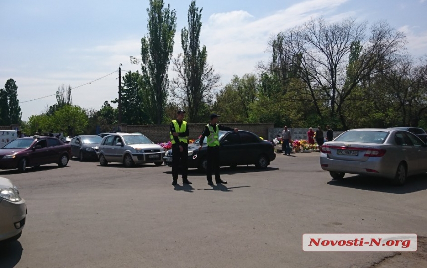 На кладбище в Николаеве кучи мусора выше памятников: в КП говорят, что убирали несколько раз