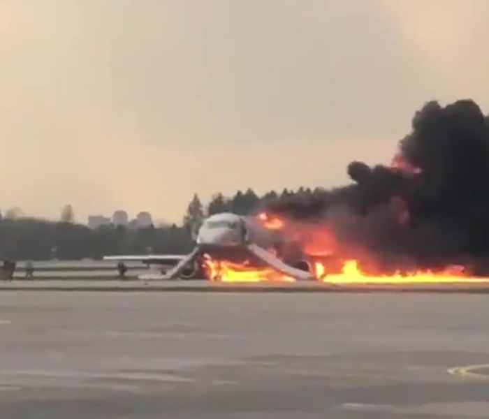 В сгоревшем самолете в Шереметьево погибли 13 человек