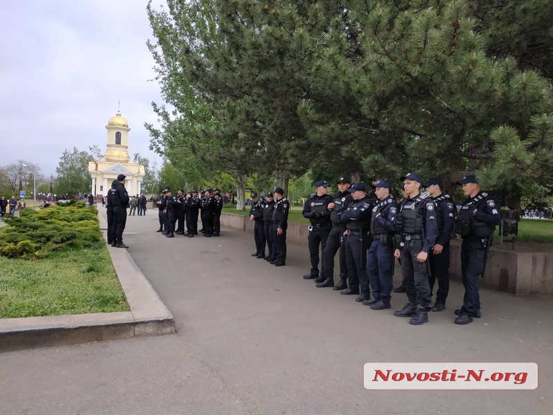 В Николаеве с фронтовыми песнями и под охраной полиции продолжают праздновать День Победы
