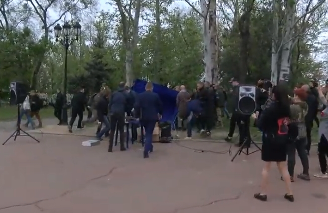 В Николаеве активисты снесли агитпалатки «оппозиционеров». ВИДЕО