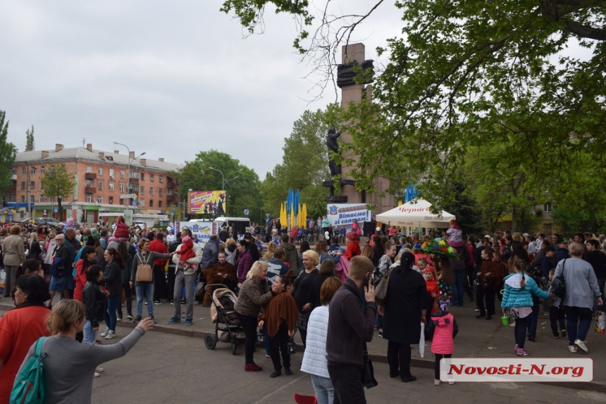 «Европа должна сказать спасибо нашему солдату»: в Николаеве с кашей и песнями встретили 9 мая