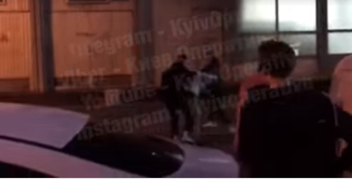 В Киеве подростки избили и бросили в фонтан мужчину, заступившегося за мальчика. Видео 18+