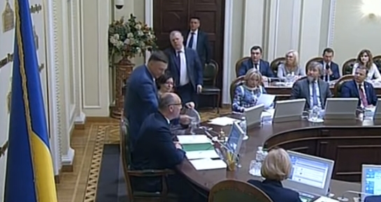 Савченко и Куприй вручили Парубию наручники с требованием провести инаугурацию Зеленского 19 мая