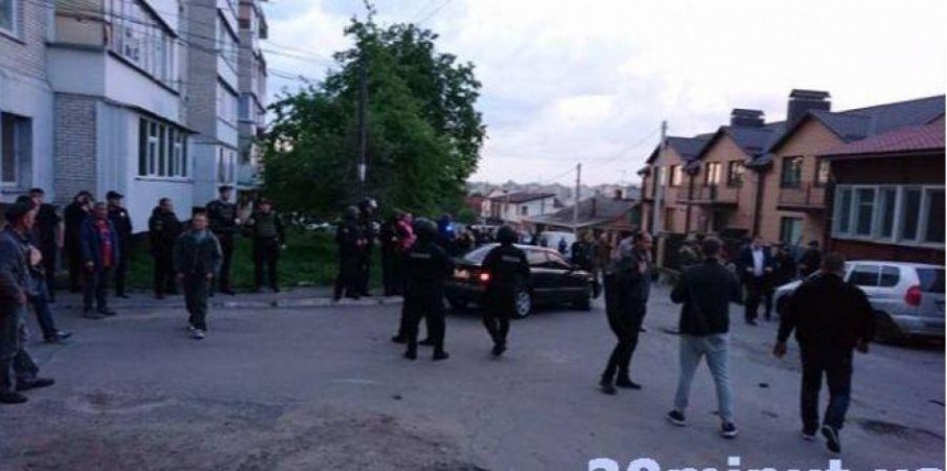 В Виннице 300 молодчиков в масках захватили консервный завод: полиция начала штурм. ВИДЕО