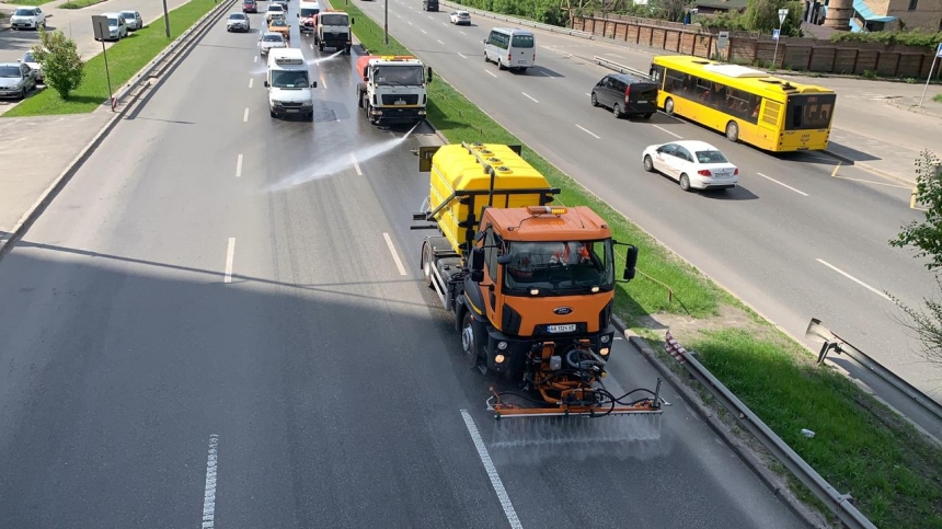 В Киеве начнут чистить дороги с помощью моющих средств