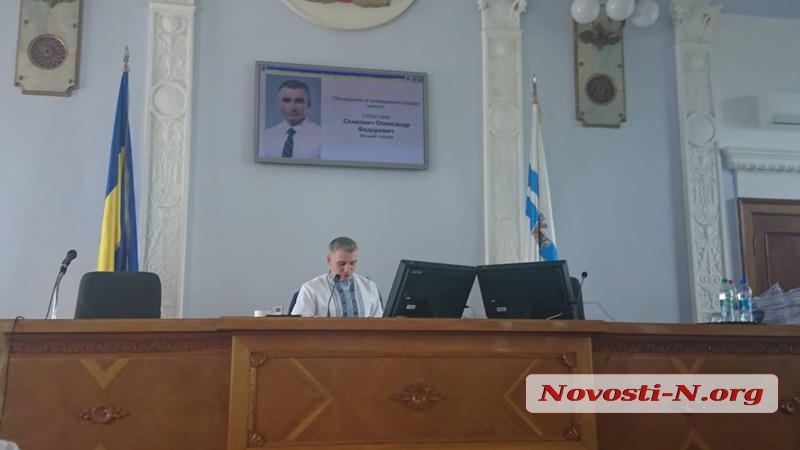 Мэр Сенкевич «не воспитатель в детском саду», поэтому депутаты покидают сессию