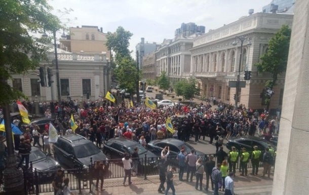 «Евробляхеры» устроили стычки с полицией под Радой