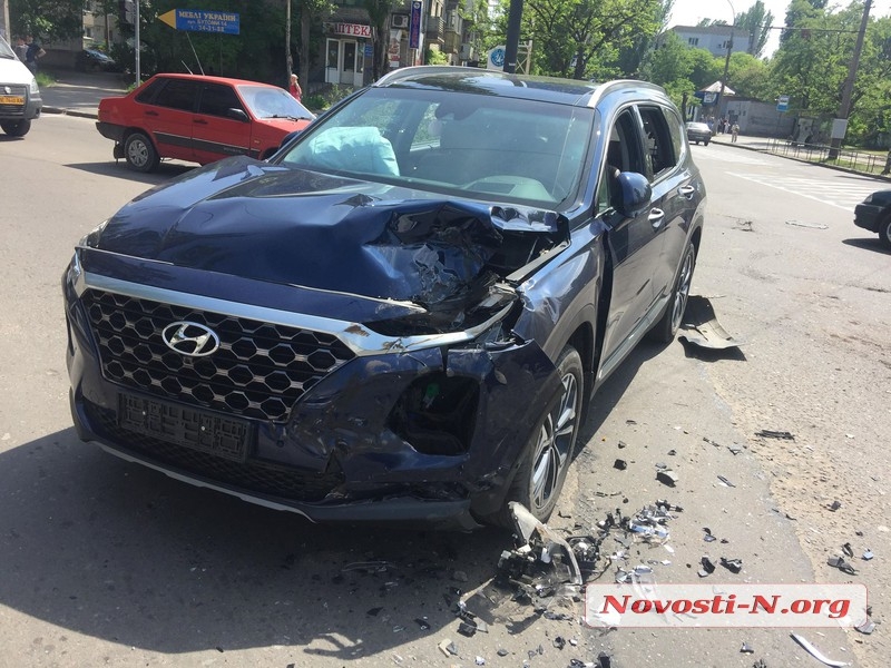 В Николаеве столкнулись «Ниссан» и «Хюндай»: пострадал водитель