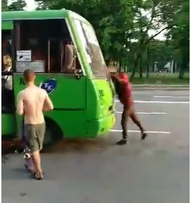 В Харькове пьяные подростки разгромили маршрутку. ВИДЕО