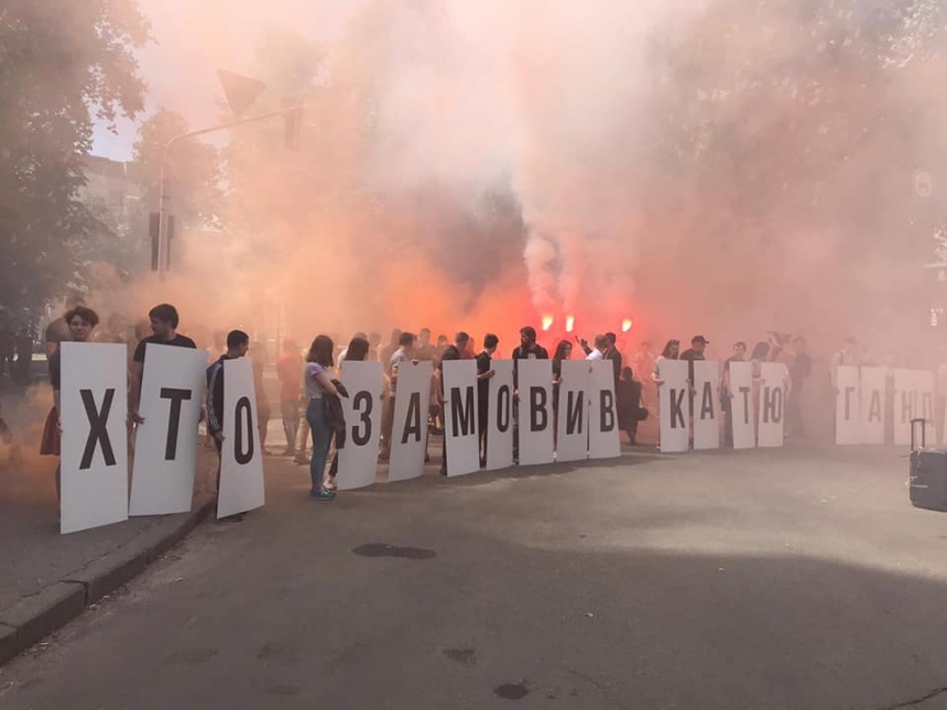 Во многих городах Украины активисты вышли на акцию, требуя расследовать убийство Гандзюк