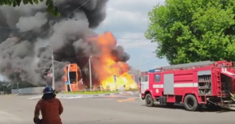 В Житомире загорелась АЗС: пострадали два человека. ВИДЕО