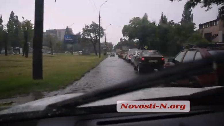 Утром на Николаев обрушился сильный ливень. ВИДЕО