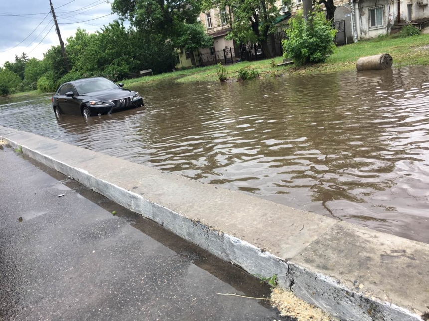 В Николаеве из-за дождя затопило улицу — машины глохнут
