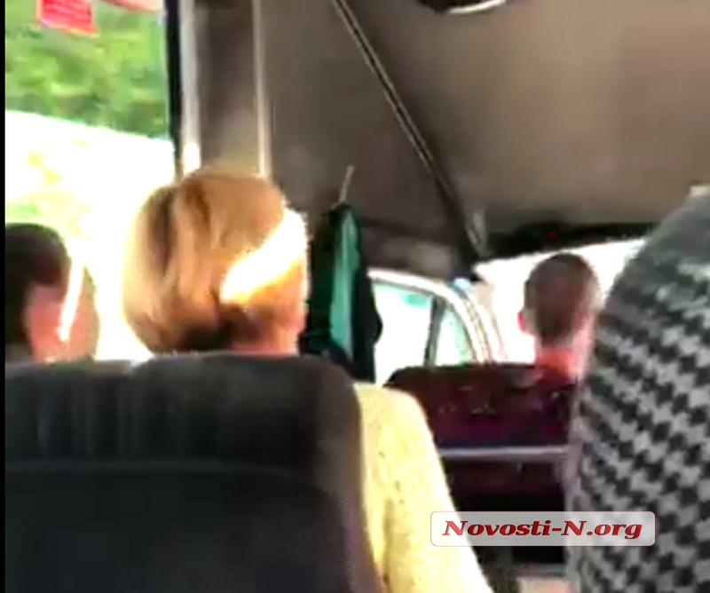 В Николаевской маршрутке водитель устроил разборки из-за «подозрительного» удостоверения. ВИДЕО