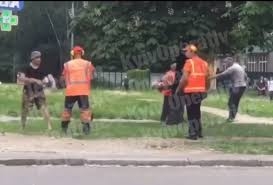 В сети появилось видео драки коммунальщиков и молодчиков у аптеки в Киеве